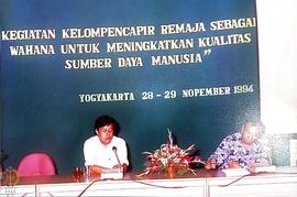 Kepala Biro Humas Setwilda Provinsi DIY sedang membuka kegiatan ditandai dengan mengetuk palu.