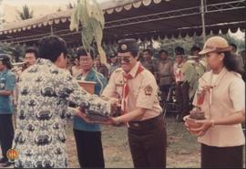 Penyerahan bibit buah-buahan kepada Penggerak Pramuka dan Karang Taruna dalam rangka Pekan Penghi...