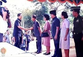 Bupati bantul, Let. Kol. Sri Roso Sudarmo berjabat tangan dengan Wapres Try Sutrisno pada saat ke...