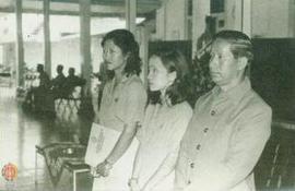 Petugas protokol berdiri ketika Wakil Gubernur memberikan pengarahan/ sambutan.