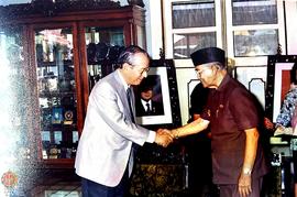 Duta Besar menyerahkan cidera mata dan berjabat tangan dengan Pejabat Gubernur DIY Paku Alam VIII