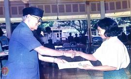 Pejabat Gubernur DIY Sri Paduka Paku Alam VIII sedang menyerahkan piagam pengahargaan kepada sisw...