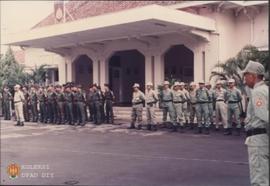Peserta Upacara mendengarkan sambutan Kepala Dekorim KOREM 072 Pamungkas Yogyakarta pada upacara ...