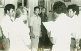 Wakil TKS BUTSI sedang membacakan pernyataan di depan Setwilda Propinsi DIY dan Asisten I Pol Sujono