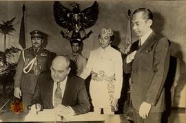 Wakil Presiden Republik Iraq Y. M. Taha Muhyddin Maroef sedang menulis pada buku keprotokolan Wak...