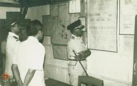 Wakil Gubernur DIY Sri Paduka Paku  Alam VIII sedang melihat bagan struktur organisasi Kel. Karan...