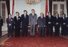 Presiden Soeharto dan PM Singapura beserta rombongan foto bersama di dalam Gedung Agung Yogyakarta.