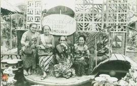 Tampak KRAY. Pintoko Purnomo sedang berfoto bersama di  taman bersama Tim penilai lomba PKK di Se...