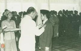 Wakil Gubernur sedang menyematkan Satya Lencana