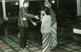 Pemberian vandel kenang-kenangan kepada wakil delegasi kesenian rakyat Dati II Kotamadya