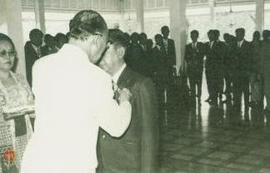 Wakil Gubernur sedang menyematkan Satya Lencana