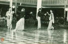 Pementasan tari tradisional “ Tayuban” dari kontingen Dati II Kotamadya (2 lembar)