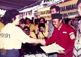 Pejabat Departemen Sosial sedang memberikan bantuan kepada warga Yogyakarta.
