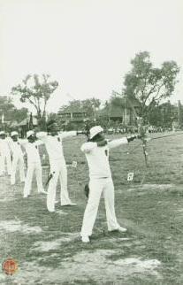 Team pemanah putra DIY sedang membidik sasaran  pada  Kejurnas Panahan