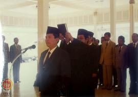 Drs. Ahmad DH sedang mengucapkan sumpah dan janji jabatan sebagai Kepala Kantor Wilayah Departeme...