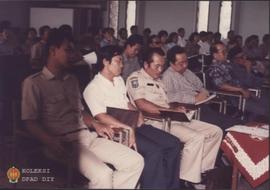 Para peserta Forum Lingkungan Hidup sedang mendengarkan pengarahan dari nara sumber.
