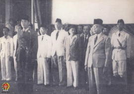 Upacara Peringatan HUT Kemerdekaan RI yang pertama, tanggal 17 Agustus 1946 di halaman Istana Neg...