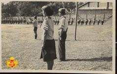Seorang petugas dari anggota Pramuka sedang membacakan teks Dasadharma Prambuka pada upacara bend...