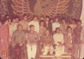 Tamu Malaysia (raja Malaysia) menyerahkan bantuan kepada warga Malaysia diterima oleh Wakil Warga...