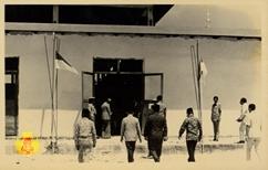 Wakil Presiden Republik, Menteri Agama (bersarung) dan rombongan berjalan menuju masjid.