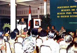 Wakil Presiden Try Sutrisno, sedang menyampaikan pengarahan pada tokoh mesyarakat se- DIY