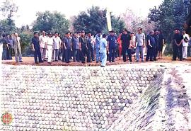 Wakil Presiden Try Sutrisno berkaca mata hitam beserta rombongan sedang meninjau lokasi IPAL