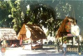 Beberapa stand yang terbuat dari kayu dan beratap daun tebu kering  (Rapak) .