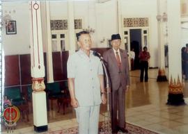Dari arah depan, seorang pejabat disamping pejabat Gubernur DIY Paku Alam VIII sedang memimpin ac...