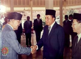 Pejabat Gubernur DIY Paku Alam VIII sedang memberikan ucapan selamat kepada pejabat Kepala Kantor...