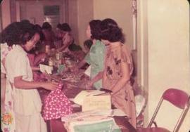 Para pembeli di pasar murah sedang asyik memilih barang – barang yang dibutuhkan