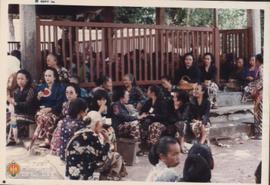 Para kerabat Kraton dan beberapa abdi dalem sedang menunggu prosesi pemakaman Ibu Hastungkoro di ...