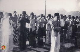 Shalat bersama dalam rangka kegiatan HUT RI, tampak para jamaah dengan khusyuk mendengarkan khotb...