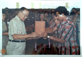 Pejabat Gubernur DIY Paku Alam VIII sedang menyerahkan cindera mata kepada pimpinan rombongan dar...