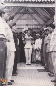 Peti jenazah Panglima Besar Jenderal Soedirman siap dikeluarkan dari Masjid Gedhe Kauman.