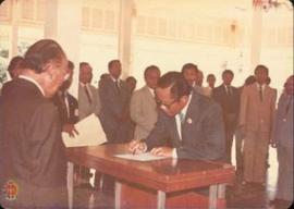 Bapak Kepala Pemerintahan Umum ( Drs. Winoto Negoro ) menandatangani Berita Acara pelantikan peja...