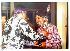 Wakil juara pertama lomba macapat sedang menerima piala berupa tropi yang diserahkan langsung ole...