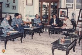 Sri Sultan HB X selaku Ketua KONI DIY sedang menyampaikan maksud kunjungannya kepada Penjabat Gub...