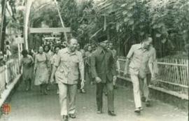 Ketua DPRD Sleman, team penilai dan Bupati Sleman berjalan menuju tempat lomba