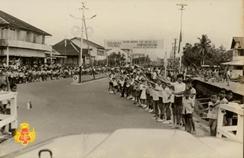 Sambutan kehadiran Wakil Presiden Republik Indonesia oleh murid-murid Sekolah Dasar dan lain-lain...
