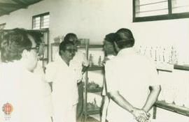 Anggota komisi sedang meninjau salah satu counter pakaian di Pasar Beringharjo