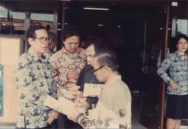 Beberapa wartawan sedang meminta penjelasan kepada salah satu panitia penyelenggara HUT dan Pelan...