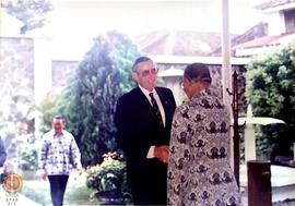 Pejabat Gubernur DIY Sri Paku Alam VIII menyambut kedatangan Kepala Institut Indonesia - Australia