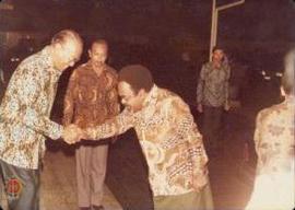 Wakil Gubernur Prop. DIY Sri Paduka Paku  Alam VIII sedang menerima kedatangan Perdana Menteri Pa...