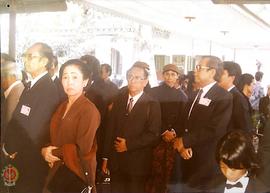 Tamu undangan menyaksikan prosesi dimasukannya jenasah Sri Sultan HB IX ke Bangsal Kencana
