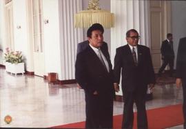 Mensesneg RI Moerdiono dan Menteri PU RI Radinal Mochtar sedang menunggu kedatangan rombongan dar...